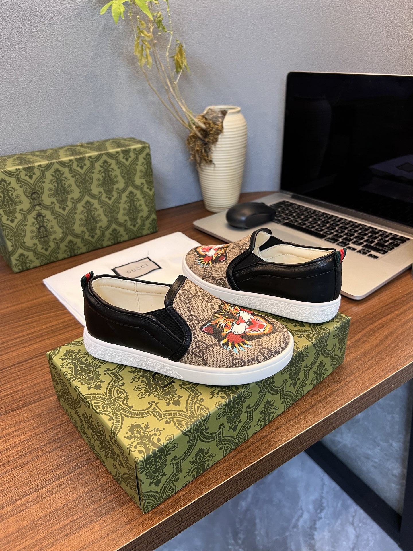 Children's shoes child